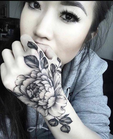 Hand Tattoo Cover Up, Tattoos Black, Hand And Finger Tattoos, Henna Ideas, Pretty Hand Tattoos, Hand Tattoos For Women, Tatuaje A Color, Stomach Tattoos, Wrist Tattoos For Women