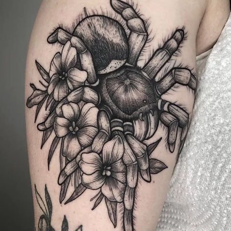 🔥 🔥 All the tattoo styles (+60), explained 🔥 🔥 Spider Flower Tattoo Design, Spider With Flowers Tattoo, Insect Flower Tattoo, Blackwork Spider Tattoo, Floral Spider Tattoo, Flower Spider Tattoo, Neo Traditional Spider, Spider Tattoo Cute, Spider Sleeve Tattoo