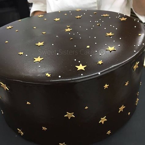 Black Cake With Stars, Star Cake Aesthetic, Star Cake Birthday, Star Themed Cake, Birthday Cake Stars, Cake With Stars, Chocolate Heart Cakes, Crystal Cupcakes, Stars Cake