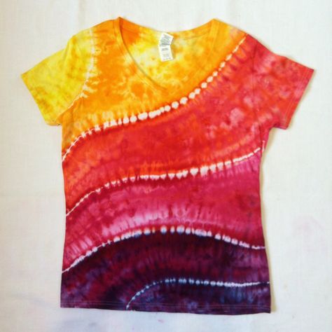 Diy Tie Dye Designs, Tie Dye Patterns Diy, Ice Tie Dye, Tie Dye Crafts, How To Tie Dye, Ice Dye, Tie Dye Diy, Custom Made Shirts, Tie Dye Shirts