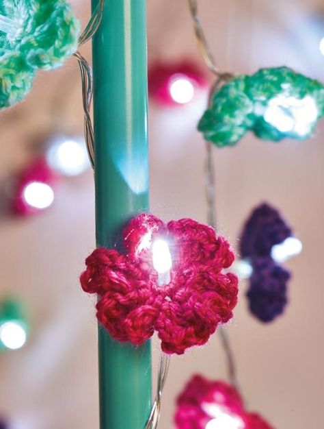 Fairy light decorations ~ how cute is this - love it! ~ try a bow or flower - I love the flower one ~ FREE CROCHET pattern ~ how unique! Crochet Flower Fairy, Ali Campbell, Flower Fairy Lights, Fairy Lights Decor, Crochet Garden, Christmas Fairy Lights, Crochet Ball, Crochet Fairy, Crochet Bouquet