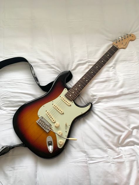 Electric Guitar Fender Stratocaster, Fender Electric Guitar Aesthetic, Fender Stratocaster Aesthetic, Fender Aesthetic, Regular Guitar, Electric Guitar Stratocaster, Brown Electric Guitar, Gitar Vintage, Strat Guitar