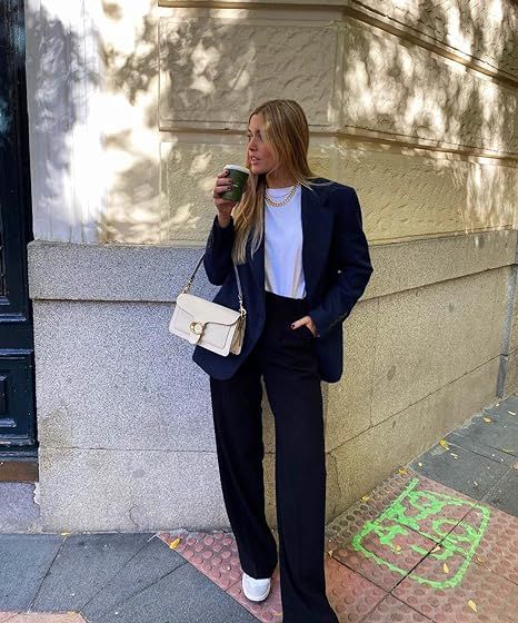 woman stands befor a wall with a coffee in her hand. She wears a navy blue suit with a beige handbag Navy Blazer Casual Outfit, Fall Outfits Old Money, Navy Blazer Outfits, Blazer Casual Outfit, Sleeveless Denim Jacket, Womens Denim Vest, Vest With Pockets, Blazer Casual, Outfit Autumn