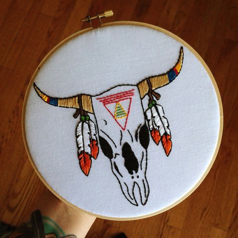 Cow Skull Embroidery, American Embroidery, Skull Embroidery, Western Embroidery, Hand Embroidery Art, Cow Skull, Embroidery Hoop Art, Beaded Purses, Embroidery Ideas