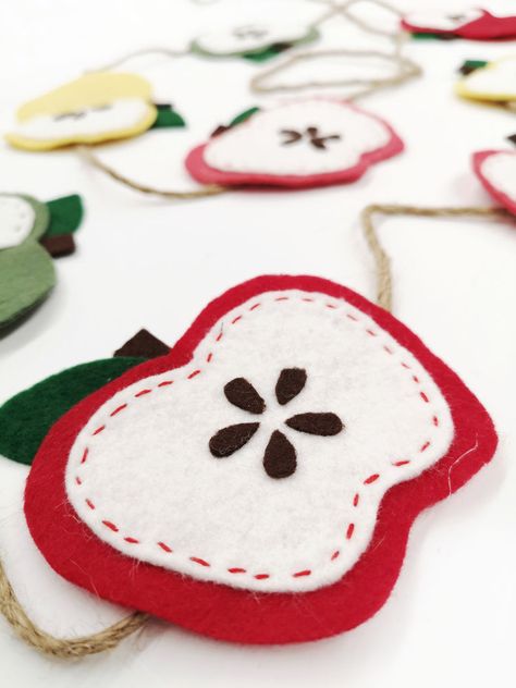 Felt Apple Garland, Apple Garland Diy, Fall Felt Garland Diy, Felt Garland Fall, Crafts With Apples, Felt Fall Garland, Felt Garland Diy, Teepee Diy, Diy Fall Garland