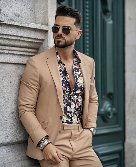 Color Suits For Men, Suit With Floral Shirt, Floral Menswear, Men Dress Outfits, Beige Suit, Der Gentleman, Blue Suit Men, Slim Fit Suit Men, Beige Suits