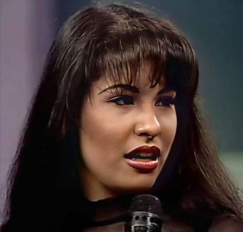 Selena Bangs Quintanilla, Selena Hairstyles Quintanilla, Selena Quintanilla Bangs, Selena Bangs, Kim Closet, Selena Nails, Selena Quintanilla Makeup, Selena Pics, Selena Quintanilla Outfits