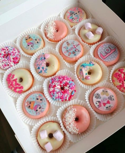 Diy Baby Shower Ideas, Donut Decorating Ideas, Menu Catering, Pink Cake Pops, Strawberry Treats, Donut Design, Food Business Ideas, Bakery Design Interior, Mini Doughnuts