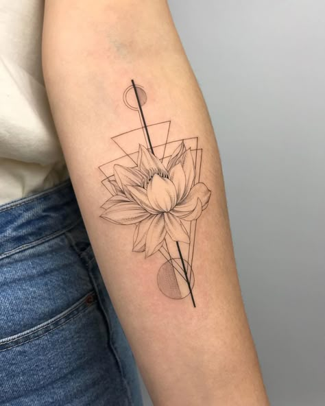 Lotis Flower Tattoo, Blossom Doodle, Drawing Lotus Flower, Lotus Blossom Tattoos, Geometric Tattoo Lotus, Lotus Flower Illustration, Flower Art Watercolor, Sketch Rose, Geometric Flower Tattoo