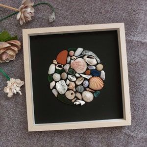 Shell Collage, Seashell Shadow Boxes, Seashell Artwork, Seashell Frame, Types Of Shells, Glass Pebbles, Stone Wall Art, Sea Glass Crafts, Seashell Art