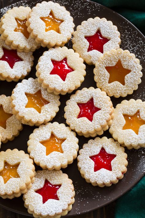 Linzer Cookies Linzer Christmas Cookies, Christmas Linzer Cookies, Classy Christmas Cookies, Sable Cookies Recipe, Linzer Biscuits, Xmas Biscuits, Linzer Tart Cookies, Chocolate Covered Pretzels Christmas, Hot Chocolate Cookies Cups