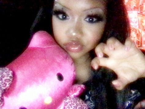 ✯⁑🐈‍⬛[Kitty V.]🐾🎀 ♱ ♫ en Instagram: “ᓚᘏᗢ🐈‍⬛💕 #hkisbae !!!” Cybercore Y2k, Y2k Cybercore, Emo Princess, Black Women Makeup, Hello Kitty Art, Hello Kitty Pictures, Makeup For Black Women, Art Collage Wall, Streetwear Y2k