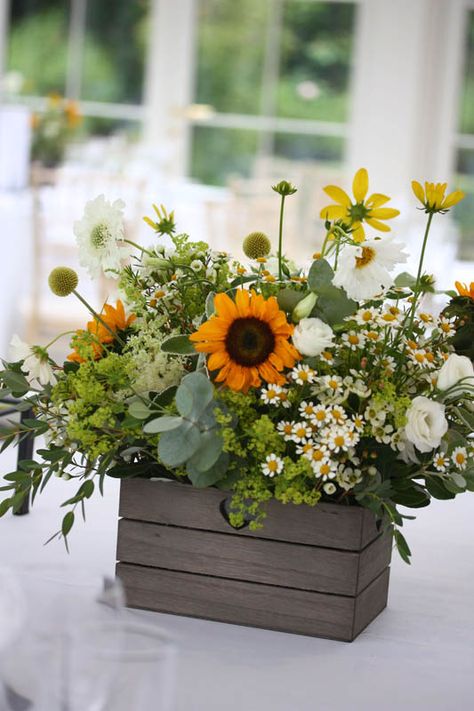 Sunflower Table Centerpieces, Sunflower Wedding Centerpieces, White Colour Scheme, Sunflower Wedding Decorations, Sunflower Centerpieces, Sunflower Party, Sunflower Arrangements, Sunflower Themed Wedding, Sunflower Wedding Bouquet