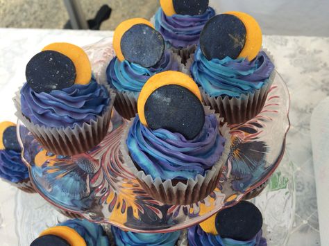 Solar eclipse cupcakes 2017 Solar Eclipse Sweets, Solar Eclipse Party Dessert, Eclipse Party Desserts, Solar Eclipse Baked Goods, Solar Eclipse Cookie Ideas, Total Eclipse Cake, Eclipse Themed Desserts, Eclipse 2024 Party Ideas, Solar Eclipse Treats