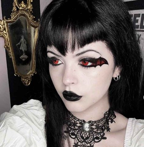 @vampiregiulia Vampire Make Up, Vampire Goth Makeup, Vampire Face Paint, Easy Vampire Makeup, Vampire Makeup Ideas, Vampire Makeup Tutorial, Makeup Ideas For Halloween, Vampire Eyes, Vampy Makeup