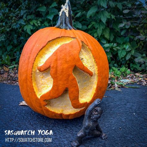 Yoga Pumpkin Carving, Bigfoot Pumpkin Carving, Alien Pumpkin Carving Ideas, Sneaky Sasquatch, Alien Pumpkin, Carving Templates, Pumpkin Carving Designs, Alien Costume, Pumpkin Carvings