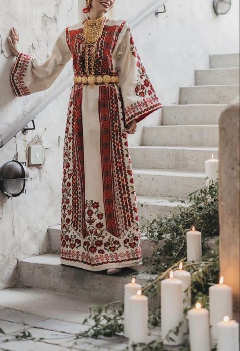 Syrian Clothing, Bride Elegant, Kaftan Designs, Eid Outfits, Folk Dresses, Elegant Bride, Classy Dress Outfits, Arab Fashion, Traditional Fashion