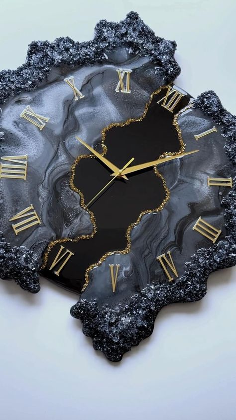 Diy Resin Gifts, Diy Resin Tray, Beautiful Simple Mehndi Design, Resin Art Canvas, Geode Wall, Black And Gold Watch, Resin And Wood Diy, Christmas Posts, Resin Clock