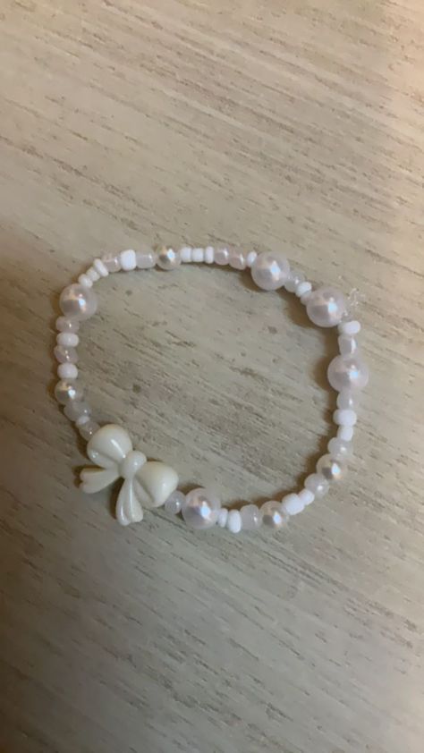 Coquette Bracelets Diy, Coquette Bracelet Beads, Coquette Clay Bead Bracelets, Coquette Friendship Bracelet, Pretty Bracelets Bead, Coquette Beaded Bracelet, Bracelet Names Ideas, Simple Bracelet Ideas, Pulseras Coquette