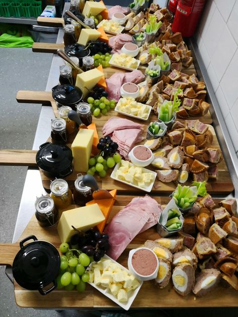 Ploughmans Platter Lunches, English Buffet Food, Ploughmans Lunch Platter, Ploughmans Platter, Shared Platters, Lunch Platter, Ploughman's Lunch, Ploughmans Lunch, Grazing Platter