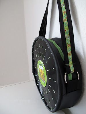 Super cool tutorial on how to make this vinyl record bag. Tutorial is in German, but reading it with Google translate makes it both understandable and hilarious. Record Bag, Old Vinyl Records, Old Records, Bag Tutorial, Google Translate, Record Players, Craft Bags, Bags Tutorial, Girl Guides