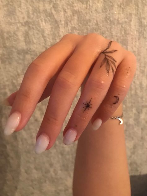 Aesthetic Finger Tattoos, Stick And Poke Hand Tattoos, Pretty Hand Tattoos For Women, Hand And Finger Tattoos, Pretty Hand Tattoos, Hand Tats, Small Hand Tattoos, Classy Tattoos, Discreet Tattoos