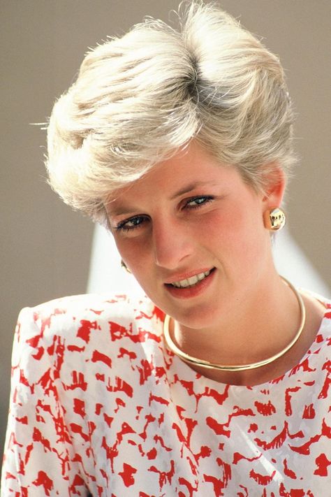 Princess Diana in 26 era defining jewelry pieces | Vogue Paris Düşes Kate, Looks Kate Middleton, Prins William, Spencer Family, Princess Diana Fashion, Prins Harry, Princess Diana Photos, Princess Diana Pictures, Princes Diana