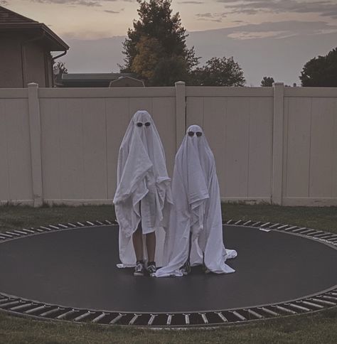 Bed Sheet Ghost Costume, Bed Sheet Ghost, Sheet Ghosts, Ghost Trend, Ghost People, Pfps Icons, Sheet Ghost, Ghost Costume, Anime Pfps