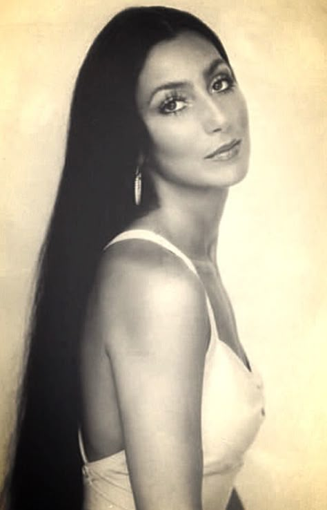 Cher Cher Body 70s, Cher Side Profile, Cher Poster Vintage, Cher Wallpapers 70s, 1970s Long Hair, Cher Curly Hair, Cher Photoshoot, Cher Portrait, Cher Wedding