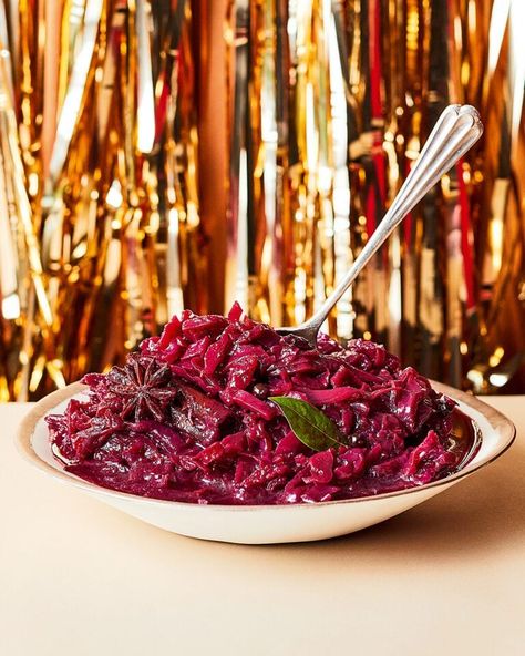 Braised red cabbage - delicious. magazine Red Cabbage Braised, Red Cabbage Christmas, Spiced Red Cabbage, Flourless Baking, Vegetarian Brunch, Red Cabbage Recipes, Braised Red Cabbage, One Pot Vegetarian, Braised Cabbage