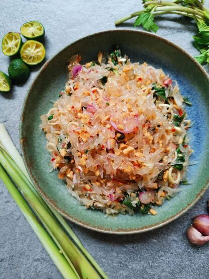 Here is a dish with a modest name that has been part of Thai culture for hundreds of years. Tossed with a dressing made of lime juice, fish sauce, crushed chilies and a touch of sugar, this light and refreshing salad recipe will tantalise your taste buds.Refreshingly tangy and light, this Thai pomelo salad can easily be made at home. The trickiest part of this salad is probably the peeling of the pomelo, so be patient with it. Once you’re done removing the skin, the salad is very quick… Pomelo Salad, Spicy Dressing, Thai Salads, Vegetarian Salad Recipes, Mozzarella Salad, Creamy Coleslaw, Dried Shrimp, Palm Sugar, Thai Culture