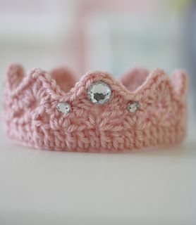 Pinkcrown free pattern Newborn Crown, Bandeau Au Crochet, Crochet Crown, Crochet Photo Props, Baby Crown, Confection Au Crochet, Crown Pattern, Haken Baby