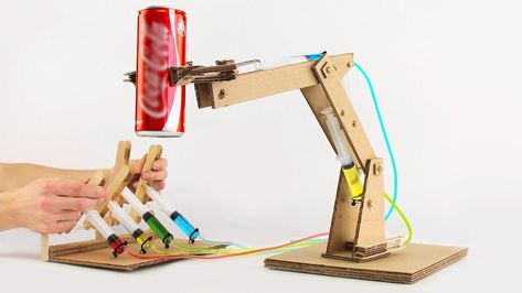 Cómo construir un brazo robot hidráulico de cartón. Robotic Arm Diy, Cardboard Robot, Hydraulic Arm, Robot Hand, Robotic Arm, Diy Science, Stem Projects, A Robot, Diy Cardboard