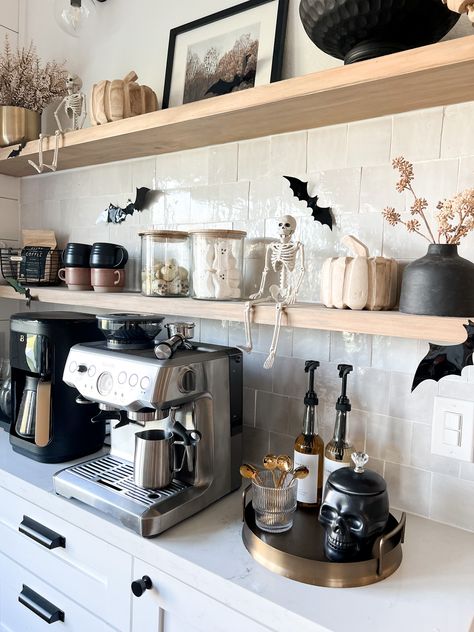 Espresso Decor Ideas, Espresso Bar Aesthetic, Home Barista Station, Espresso Set Up, Breville Coffee Station, Coffee Bar Set Up, Espresso Bar Ideas, Espresso Machine Aesthetic, Fall Coffee Bar Ideas