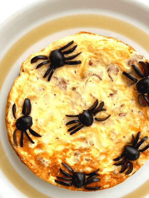 Halloween Quiche Recipes, Witch Brunch Food Ideas, Halloween Brunch Ideas For Kids, Halloween Quiche, Halloween Food Healthy, Spooky Brunch Ideas, Spooky Pancakes, Halloween Brunch Ideas, Olive Spiders