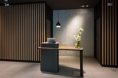 Hotel Reception Desk, Small Reception, Host Stand, Urban Hotels, Decoration Beton, Interior Cladding, Lobby Decor, Reception Desk Design, Lobby Reception