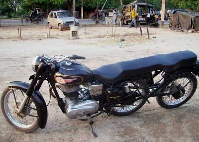 Royal Enfield Motorcycles: Royal Enfield three-wheeled motorcycle quite a str... Cycle Pictures, Enfield Motorcycle, Funny Motorcycle, Royal Enfield Bullet, Tandem Bike, Motorcycle Pictures, Cool Car Pictures, Space Pictures, Cool Motorcycles