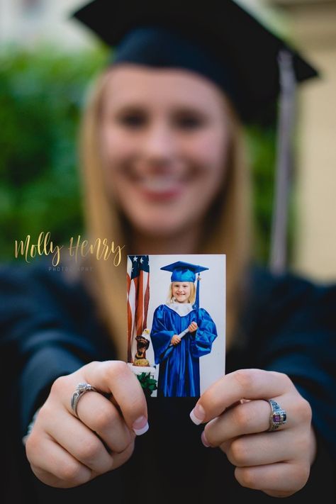 Senior Ideas Graduation, Picture Frame Senior Pictures, Senior Picture Ideas Memorial, Senior Pictures With Class Ring, Poses For Graduation Pictures, Kindergarten Senior Pictures, Highschool Senior Photoshoot Ideas, Diy Grad Photos, Graduation Pictures At Park