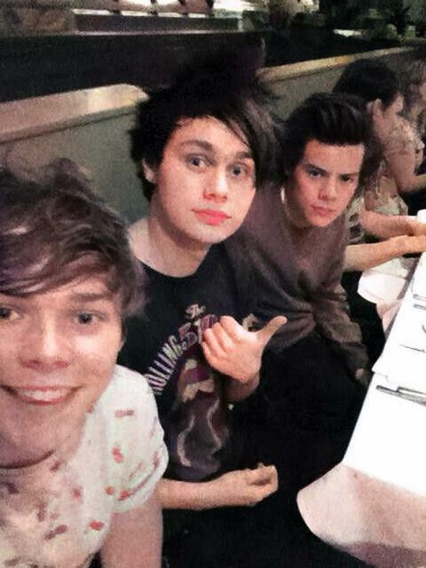 Best Crossover, 5sos Pictures, Famous Musicians, Pretty Star, Male Celebrities, Five Seconds Of Summer, Michael Clifford, 1d And 5sos