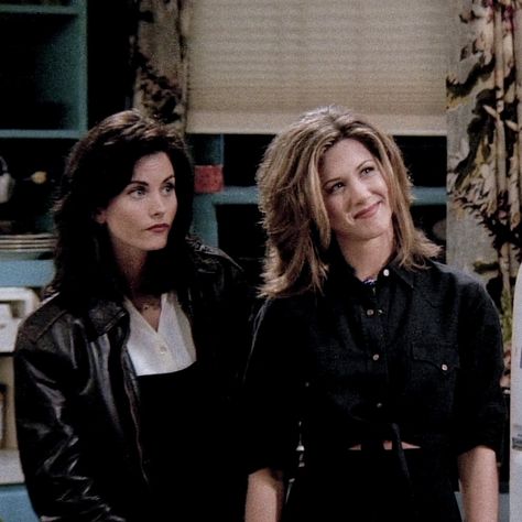 Rachel Green And Monica Geller, Monica And Rachel, Friends 90s, Movie Duos, Rachel Monica Phoebe, Sophia Grace, 90s Sitcoms, About Friends, Friends Tv Series