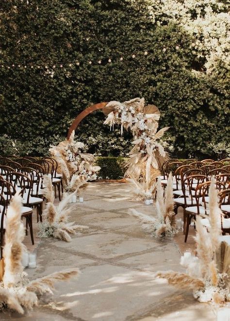 Para dar personalidad a vuestra boda y despertar una sensación romántica las flores son la mejor decoración. Las mesas, el pasillo y las sillas donde se sentarán tus invitados en la ceremonia. Nos encantaría conocerte y junto a ti pensar en la decoración floral perfecta para tu boda. #FlordeLuna #FlordeLunaOfficial #DecoralaBodaconFlores #Decora #DecoralaBoda #Pampas #FloresSecas #FloresPreservadas Pampas Grass Ceremony, Modern Boho Glam, Ceremony Decor Wedding, Boho Glam Wedding, Cake Rustic, Franciscan Gardens, Boho Wedding Inspiration, Pampas Gras, Boho Chic Wedding