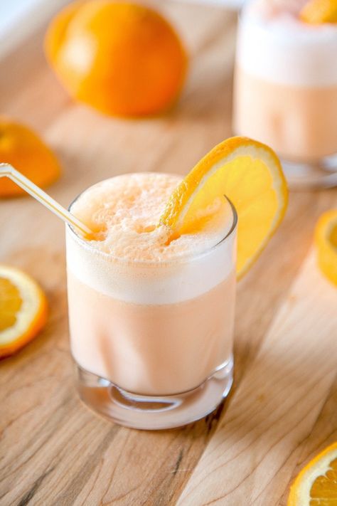 Save yourself a trip to the mall with this cool and creamy orange smoothie that tastes even better than the Orange Julius. Ready in 5 minutes! Copycat Orange Julius, Orange Julius Copycat Recipe, Orange Julius Recipe, Peach Crumble, Lemon Health Benefits, Orange Julius, Orange Smoothie, Refreshing Drinks Recipes, Punch Recipes