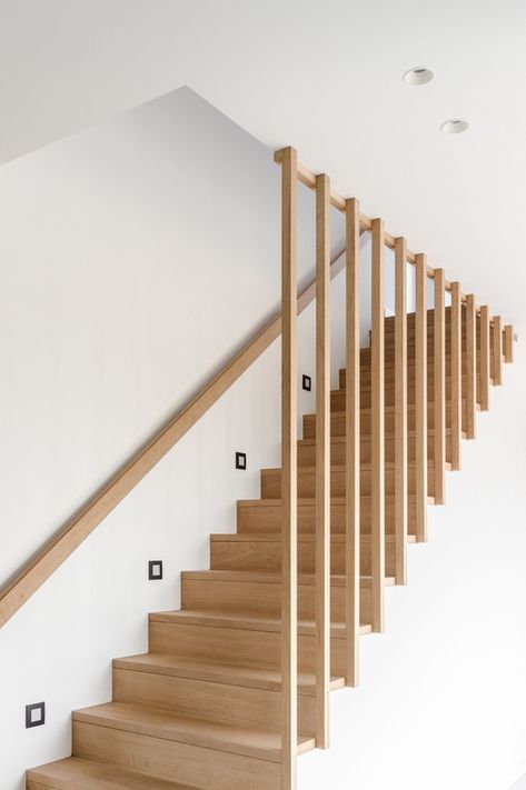 Diy Stair Railing, Interior Stair Railing, Stairs Renovation, Modern Stair Railing, Staircase Design Modern, Stairs Design Interior, House Staircase, Wood Railing, Stairs Design Modern