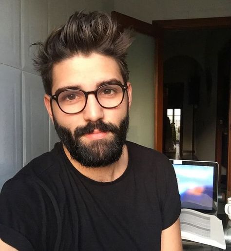 ♥♥ cute with glasses I love this so much ♥ ♥ Beard Guide, Stil Masculin, Beard Hairstyle, Great Beards, Beard Love, Beard Tattoo, Awesome Beards, Beard Styles For Men, Beard Growth