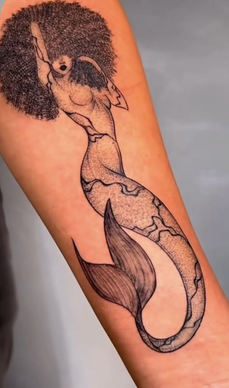 Black Spiritual Tattoos For Women Goddesses, Mermaid Tattoo Black Woman, Jamaican Tattoos Ideas, Mami Wata Tattoo, Black Siren Tattoo, Black Woman Tattoo Afro, Poc Tattoo, Aquarius Mermaid Tattoo, Afro Mermaid Tattoo