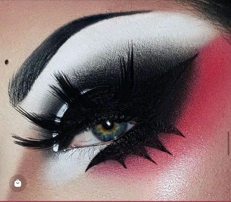 Drag Makeup Hooded Eyes, Big Eyeliner Goth, Goth Drag Makeup, Trad Goth Eye Makeup, Big Winged Eyeliner Goth, Shoot Makeup, Drag Ideas, Goth Eye Makeup, Vampire Goth