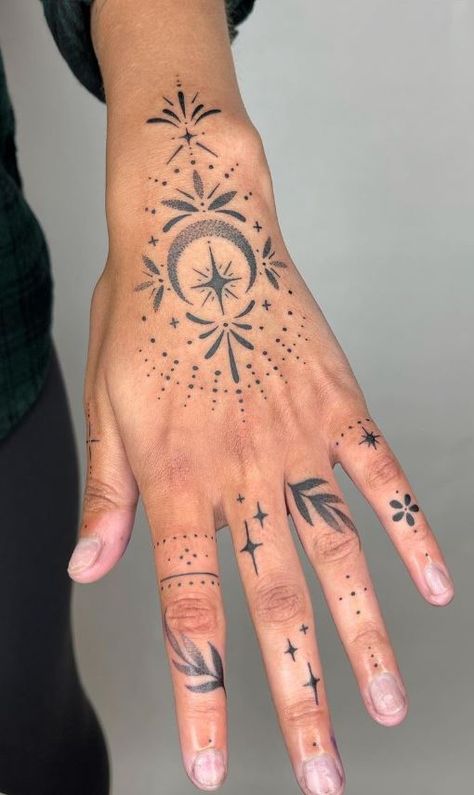 Elegant Chest Tattoos For Women, Pointer Finger Tattoo, Tattoo Main, Hand Tatts, Mandala Hand Tattoos, Finger Tattoo For Women, Knuckle Tattoos, Finger Tats, Boho Tattoos