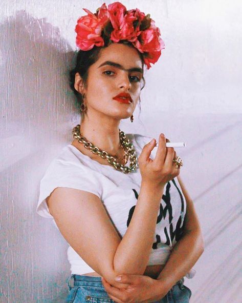 Beyonce Frida Kahlo Halloween Costume Photos Frieda Kahlo Costume, Freida Kahlo Costume, Frida Outfits, Frida Kahlo Makeup, Frida Fashion, Frida Kahlo Flower Crown, Freida Kahlo, Beyonce Dress, Art Gallery Outfit