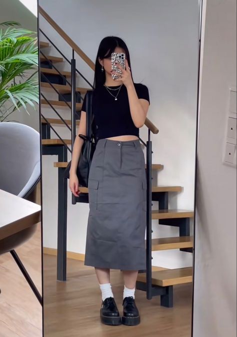 Museum Ootd Outfit, Long Cargo Skirt Outfit Ideas, Long Black Cargo Skirt Outfit, Doo Doo Hee Outfits, Modest Brunch Outfit, Cargo Long Skirt Outfit, Medium Skirt Outfits, Black Cargo Skirt Outfit, Long Cargo Skirt Outfit