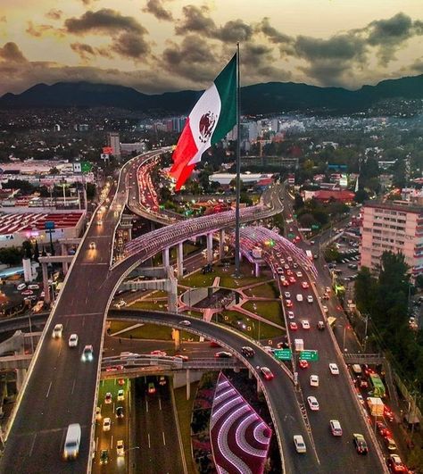 México Primero on Instagram: “Sur de la Ciudad de México 🇲🇽 --- Foto: @bcosanchez --- . . #mexico #mexicoprimero #mexicomagico #orgullomexicano #mexicanosorgullosos…” Mexican Flag Aesthetic, Mexican Pictures, Mexican American Culture, Mexico Wallpaper, Mexico Pictures, Danny Ocean, Mexico Culture, Mexican Flag, Mexico Flag